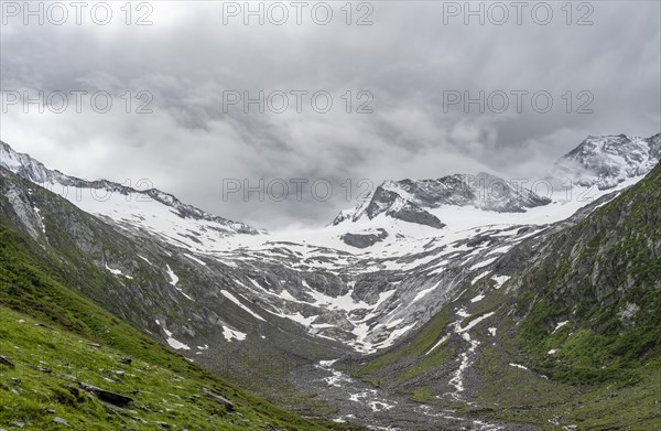 Schlegeisgrund valley, glaciated mountain peaks Hoher Weiszint and Schlegeiskees glacier, Berliner Hoehenweg, Zillertal Alps, Tyrol, Austria, Europe