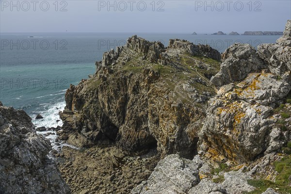 Pointe de Dinan, Crozon, behind the rocks Les Tas de Pois in front of the Pointe de Pen Hir, Crozon peninsula, department Finistere Penn ar Bed, region Bretagne Breizh, France, Europe