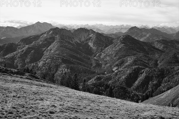 Guffert, Austrian and Bavarian Schinder, Halserspitze with Blaubergkamm, behind Karwendel, view from Rotwandhaus, Spitzingsee, Mangfall mountains, Bavarian Prealps, Upper Bavaria, Bavaria, Germany, Europe