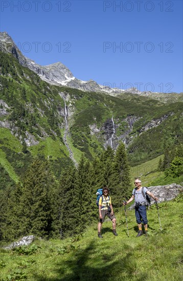 Mountaineer in front of mountain landscape, waterfalls of the Kesselbach, rocky mountain peaks, Berliner Hoehenweg, Zillertal Alps, Tyrol, Austria, Europe