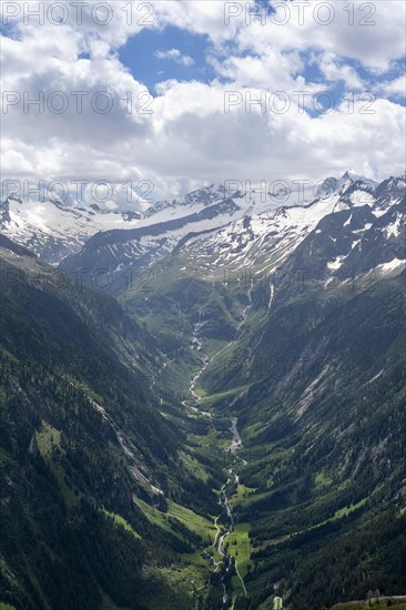 View of a mountain valley and snow-covered mountain peaks, Zemmgrund with Zemmbach stream, Grosser Moeseler and Turnerkamp peaks, Zillertal Alps, Tyrol, Austria, Europe
