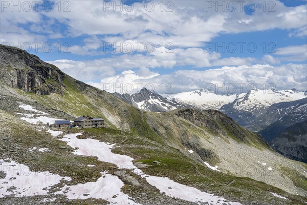 Friesenberghaus mountain hut, mountain landscape with snow-covered mountain peaks, Hornspitze and Schwarzenstein summits, Berliner Hoehenweg, Zillertal Alps, Tyrol, Austria, Europe