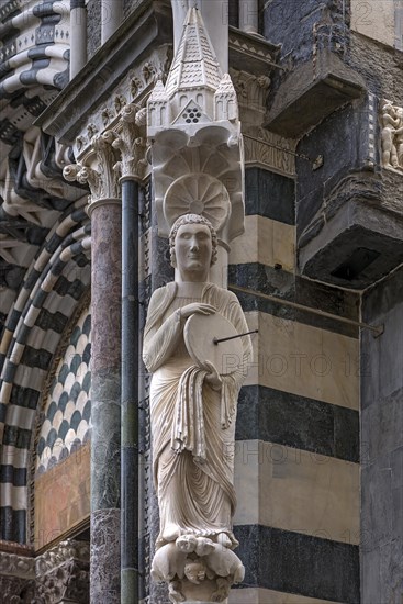 Unknown statue, popularly known as the knife grinder, at the Cathedral of San Lorenzo, Piazza S. Lorenzo, Genoa, Italy, Europe
