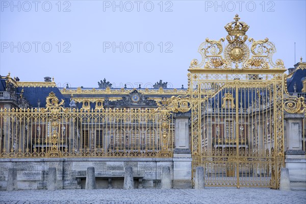 Fence and gate to the royal court, Chateau de Versailles, Yvelines department, Ile-de-France region, France, Europe