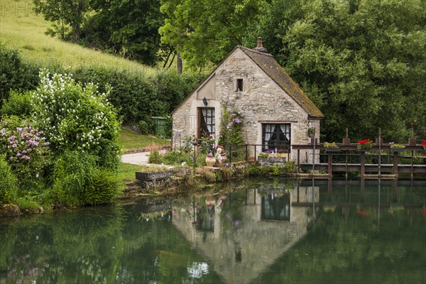 Canal de Bourgogne, Chateauneuf, Departement Cote-d'Or, Burgundy, Bourgogne-Franche-Comte, France, Europe