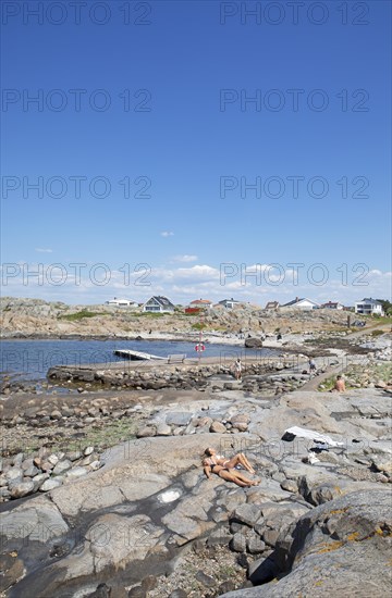 Bathing bay on the archipelago island of Hoenoe, Oeckeroe municipality, Vaestra Goetalands laen province, Sweden, Europe