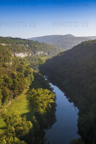 River with gorge and autumnal coloured forest, valley of the Loue, Lizine, near Besancon, Departement Doubs, Bourgogne-Franche-Comte, Jura, France, Europe