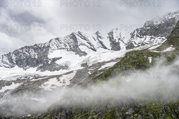 Glaciated mountain peaks, Hochfeiler with Schlegeiskees glacier, Berliner Hoehenweg, Zillertal, Tyrol, Austria, Europe