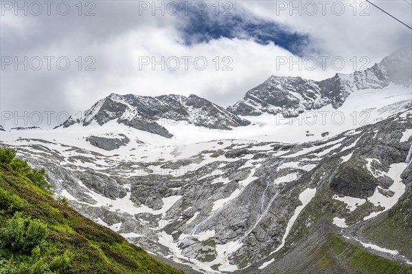 Glaciated mountain peaks Hoher Weiszint and Dosso Largo with Schlegeiskees glacier, Berliner Hoehenweg, Zillertal, Tyrol, Austria, Europe