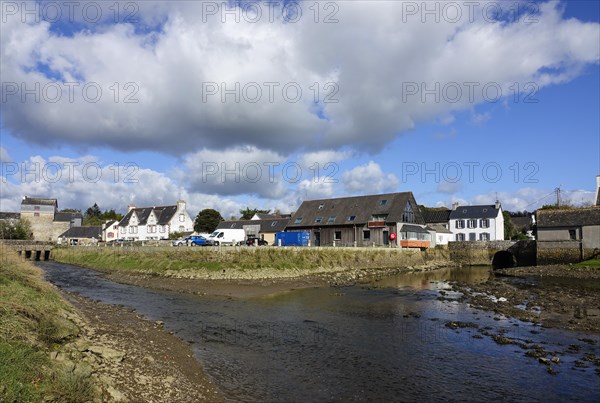 Bridge with Moulin du Pont mill at the mouth of La Mignonne into the Bay of Brest, Daoulas, Finistere Pen ar Bed department, Bretagne Breizh region, France, Europe