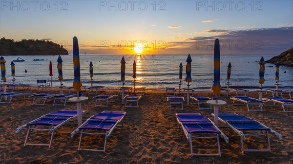 Sun loungers and parasols on Straccolignino beach at sunrise, near Capoliveri, Elba, Tuscan Archipelago, Tuscany, Italy, Europe