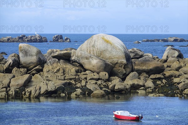 Lighthouse and beach at the Pointe de Pontusval, Plouneour-Brignogan-Plage, department Finistere Penn ar Bed, region Bretagne Breizh, Atlantic coast, France, Europe