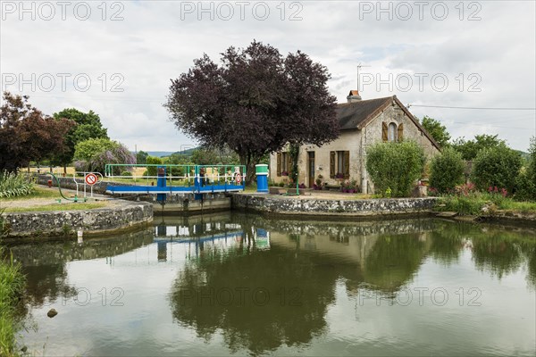 Canal de Bourgogne, Chateauneuf, Departement Cote-d'Or, Burgundy, Bourgogne-Franche-Comte, France, Europe