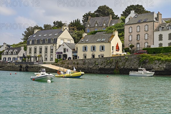 Bay with Doelan harbour and boats, Clohars-Canoet, Finistere, Brittany, FranceHarbour with quay wall and buildings of Doelan