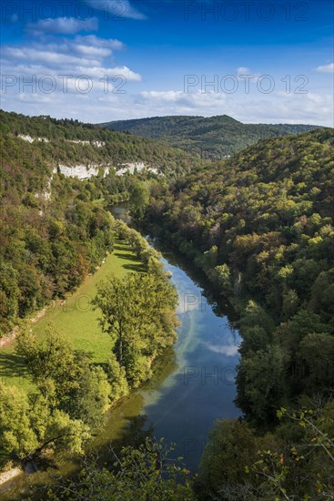 River with gorge and autumnal coloured forest, valley of the Loue, Lizine, near Besancon, Departement Doubs, Bourgogne-Franche-Comte, Jura, France, Europe