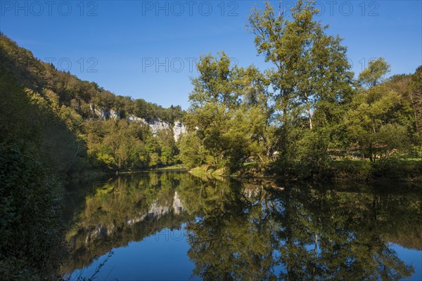 River with gorge and autumnal coloured forest, valley of the Loue, Lizine, near Besancon, Departement Doubs, Bourgogne-Franche-Comte, Jura, France, Europe