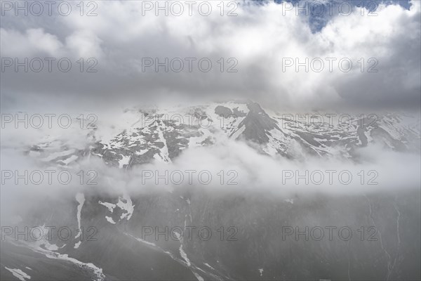 Snowy mountain peaks shrouded in clouds, Furtschaglhaus, Berliner Hoehenweg, Zillertal, Tyrol, Austria, Europe