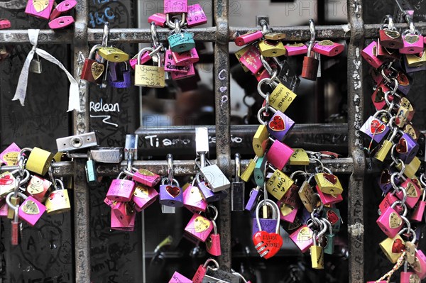 Love locks at Juliet's house, Casa di Giulietta, Verona, Veneto, Veneto, Italy, Europe