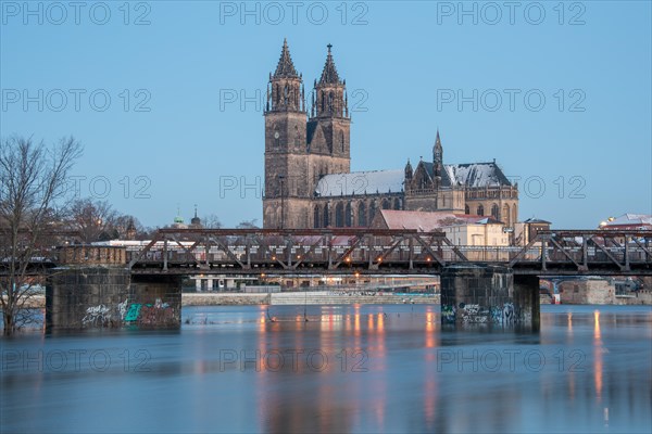 Magdeburg Cathedral, in front of historic lift bridge, Elbe at high water, Magdeburg, Saxony-Anhalt, Germany, Europe