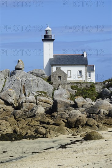 Lighthouse and beach at the Pointe de Pontusval, Plouneour-Brignogan-Plage, department Finistere Penn ar Bed, region Bretagne Breizh, Atlantic coast, France, Europe