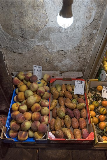 Peaches and figs in crates in front of an Obsladen in the evening in the historic centre, Genoa, Italy, Europe