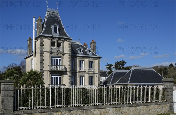Wilhelminian-style villa on the seafront promenade of Plougonvelin on the Atlantic coast at the mouth of the Bay of Brest, Finistere Penn ar Bed department, Brittany Breizh region, France, Europe