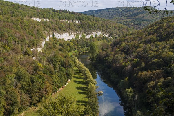 River with gorge and autumnal coloured forest, valley of the Loue, Lizine, near Besancon, Departement Doubs, Bourgogne-Franche-Comte, Jura, France, Europe