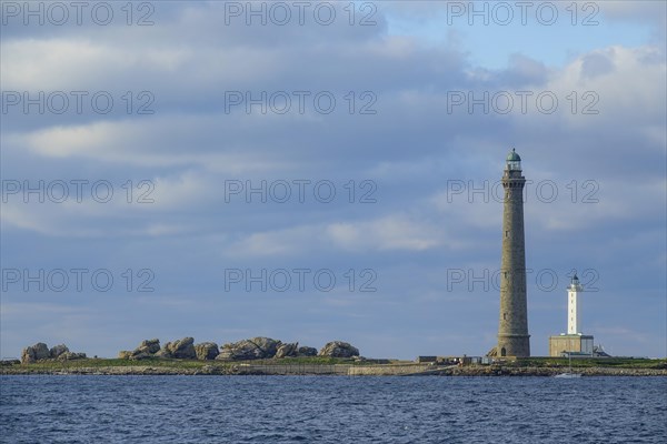 View from Porz Grach to the lighthouse Phare de l'Ile Vierge in the Lilia Archipelago, with 82, 5 metres the highest lighthouse in Europe, Plouguerneau, department Finistere Penn ar Bed, region Bretagne Breizh, France, Europe