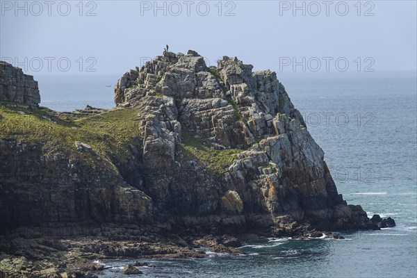 Rock formation at the Pointe de Dinan, Crozon, Crozon Peninsula, Finistere Penn ar Bed department, Brittany Breizh region, France, Europe