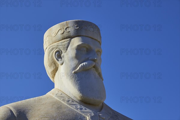 Statue of the resistance fighter and partisan Yannis Daskaloyannis, bust of a man with a moustache, clear blue sky in the background, Anopolis, Sfakia, West Crete, Crete, Greece, Europe