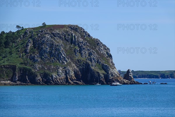 Pointe de Treboul rock formation in the Baie de Douarnenez bay seen from the Ile de l'Aber, Crozon peninsula, Finistere department, Brittany region, France, Europe