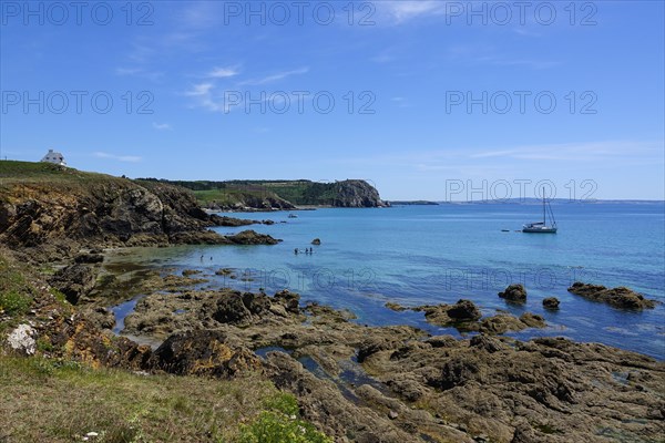 Pointe de Treboul in the Baie de Douarnenez bay seen from the Ile de l'Aber, Crozon peninsula, Finistere department, Brittany region, France, Europe