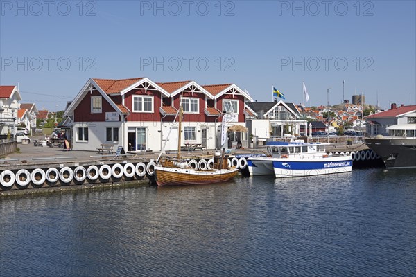 View of Hoenoe, Hoenoe archipelago island, Oeckeroe municipality, Vaestra Goetalands laen province, Sweden, Europe