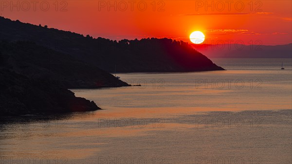 Sunrise in the Baia di Mola bay off Porto Azzurro, Elba, Tuscan Archipelago, Tuscany, Italy, Europe