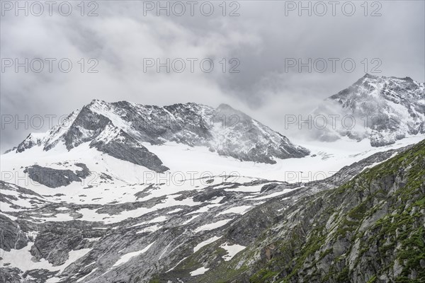 Glaciated mountain peaks Hoher Weiszint and Dosso Largo with Schlegeiskees glacier, Berliner Hoehenweg, Zillertal Alps, Tyrol, Austria, Europe