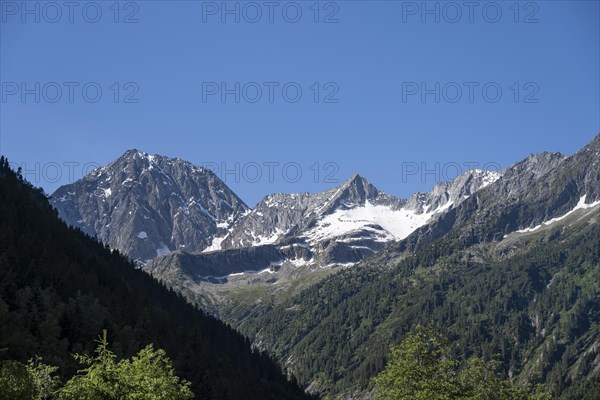 Rocky mountain peaks Grosser Greiner and Kleiner Greiner with snow, Zillertal Alps, Tyrol, Austria, Europe