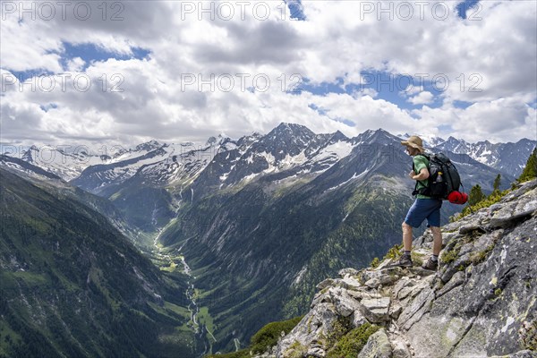 Mountaineer on hiking trail, Berliner Hoehenweg, mountain panorama with mountain valley Zemmer Grund, summit Grosser Greiner, Grosser Moeseler and Turnerkamp, Zillertal Alps, Tyrol, Austria, Europe