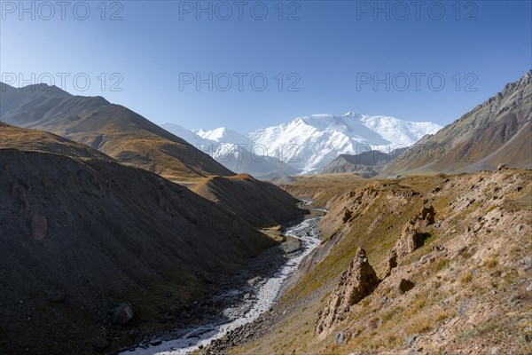 Achik Tash river, Achik Tash valley, behind glaciated and snow-covered mountain peak Pik Lenin, Trans Alay Mountains, Pamir Mountains, Osh Province, Kyrgyzstan, Asia