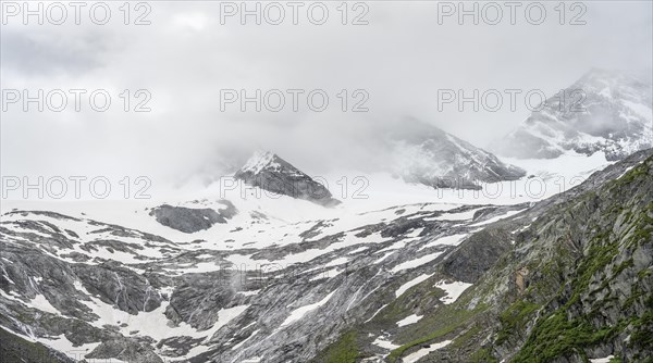 Cloudy and glaciated mountain peaks Hoher Weiszint and Dosso Largo with glacier Schlegeiskees, Berliner Hoehenweg, Zillertal Alps, Tyrol, Austria, Europe