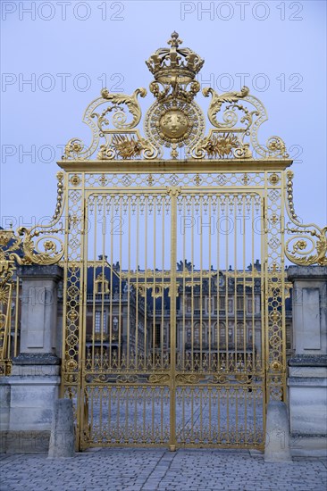 Gate to the royal court, Chateau de Versailles, Yvelines department, Ile-de-France region, France, Europe