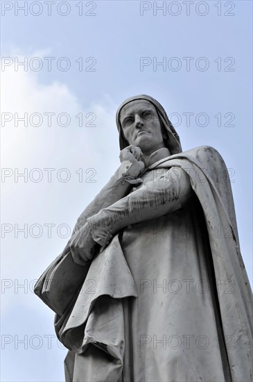 Statue of the poet Dante Alighieri, 1265, 1321, Piazza dei Signori, Verona, Veneto, Veneto, Italy, Europe