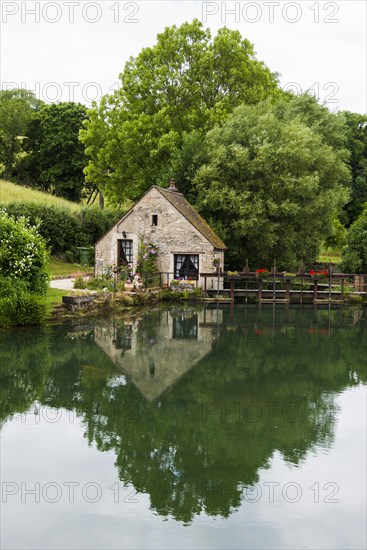 Canal de Bourgogne, Chateauneuf, Departement Cote-d'Or, Burgundy, Bourgogne-Franche-Comte, France, Europe