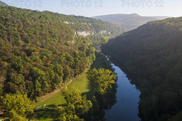 River with gorge and autumnal coloured forest, valley of the Loue, Lizine, near Besancon, Departement Doubs, Bourgogne-Franche-Comte, Jura, France, Europe