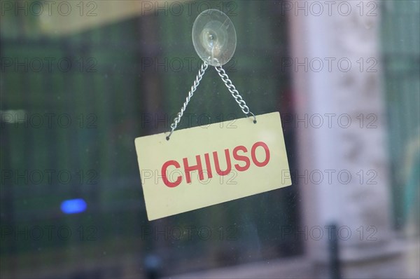 Chiuso closed sign in shop window