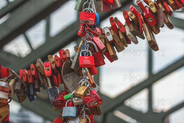 Many red love locks attached to a bridge construction, Hohenzollern Bridge, Cologne Deutz, North Rhine-Westphalia, Germany, Europe