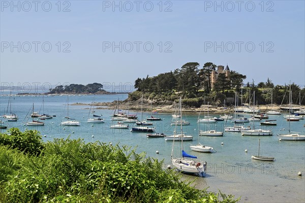 Emerald Coast with boats near Saint-Briac-sur-Mer, Ille-et-Vilaine, Brittany, France, Europe