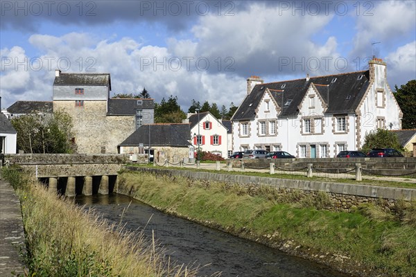 Bridge with Moulin du Pont mill at the mouth of La Mignonne into the Bay of Brest, Daoulas, Finistere Pen ar Bed department, Bretagne Breizh region, France, Europe