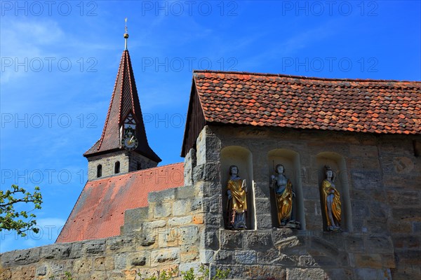 Entrance gate with Gothic wooden sculptures, St Sebastian, St George and St Laurentinus, fortified church from the Middle Ages, fortified church, Effeltrich in Franconian Switzerland, district of Forchheim, Upper Franconia, Bavaria, Germany, Europe