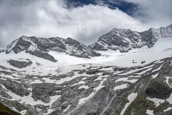 Glaciated mountain peaks Hoher Weiszint and Dosso Largo with Schlegeiskees glacier, Berliner Hoehenweg, Zillertal, Tyrol, Austria, Europe