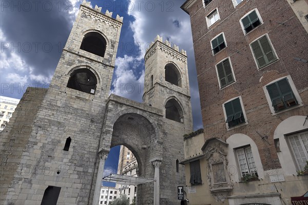 Porta Soprana city gate, 14th century, flats and dungeons in the 18th century and converted into living quarters in 1930, Via di Porta Soprana, Genoa, Italy, Europe